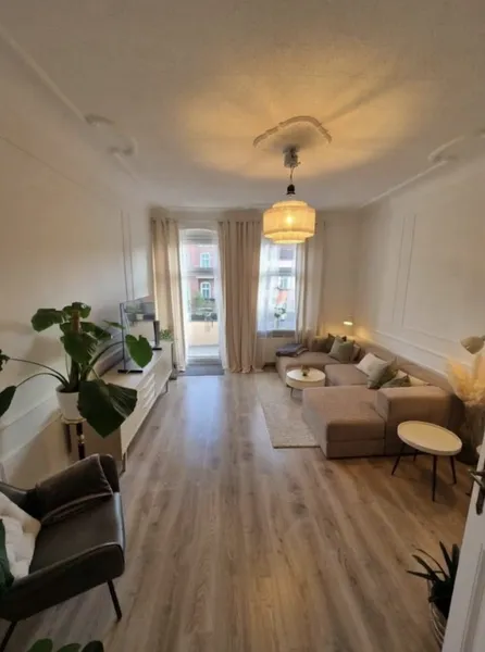 Traumhafter Altbau-Charme: Renovierte 2-Zimmer-Wohnung mit Stuck in Tegel — photo 1